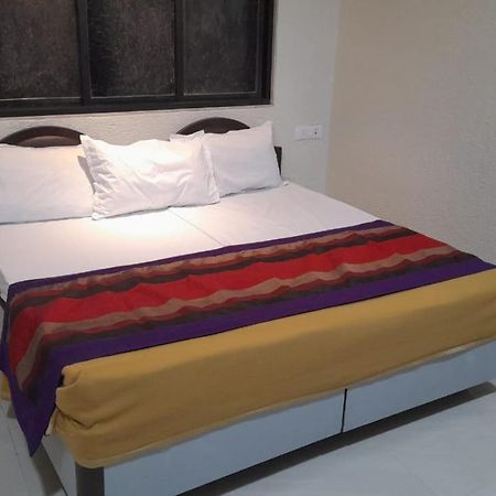 Shraddha Hotel Мумбаи Экстерьер фото