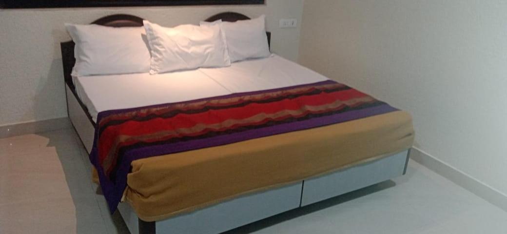 Shraddha Hotel Мумбаи Экстерьер фото